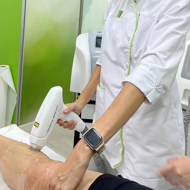 Dispositivo per terapia laser a diodi